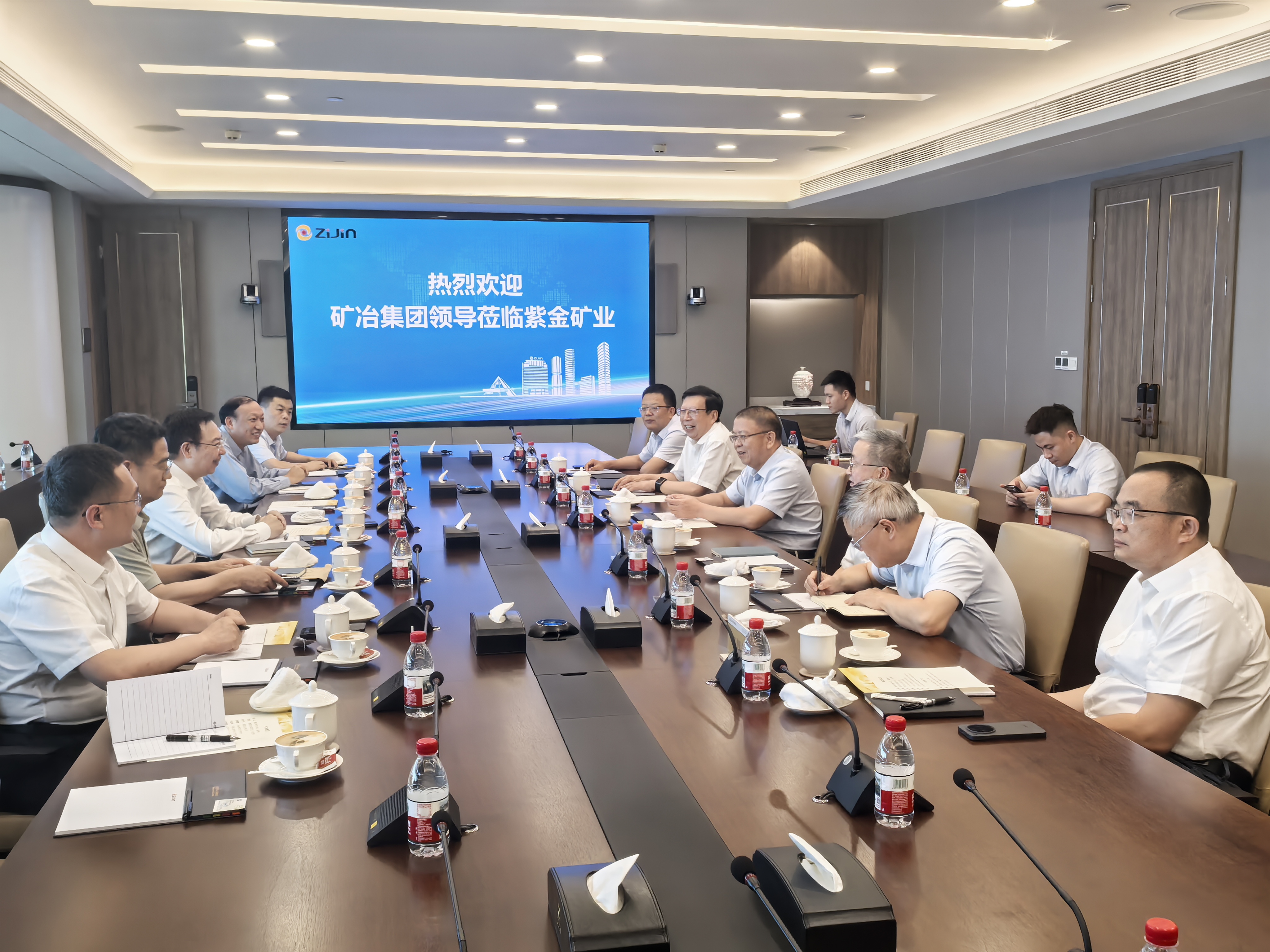 星空体育(STARSPORTS)官方网站
党委书记、董事长韩龙，党委副书记、总经理王晓亮一行到访紫金矿业.jpg